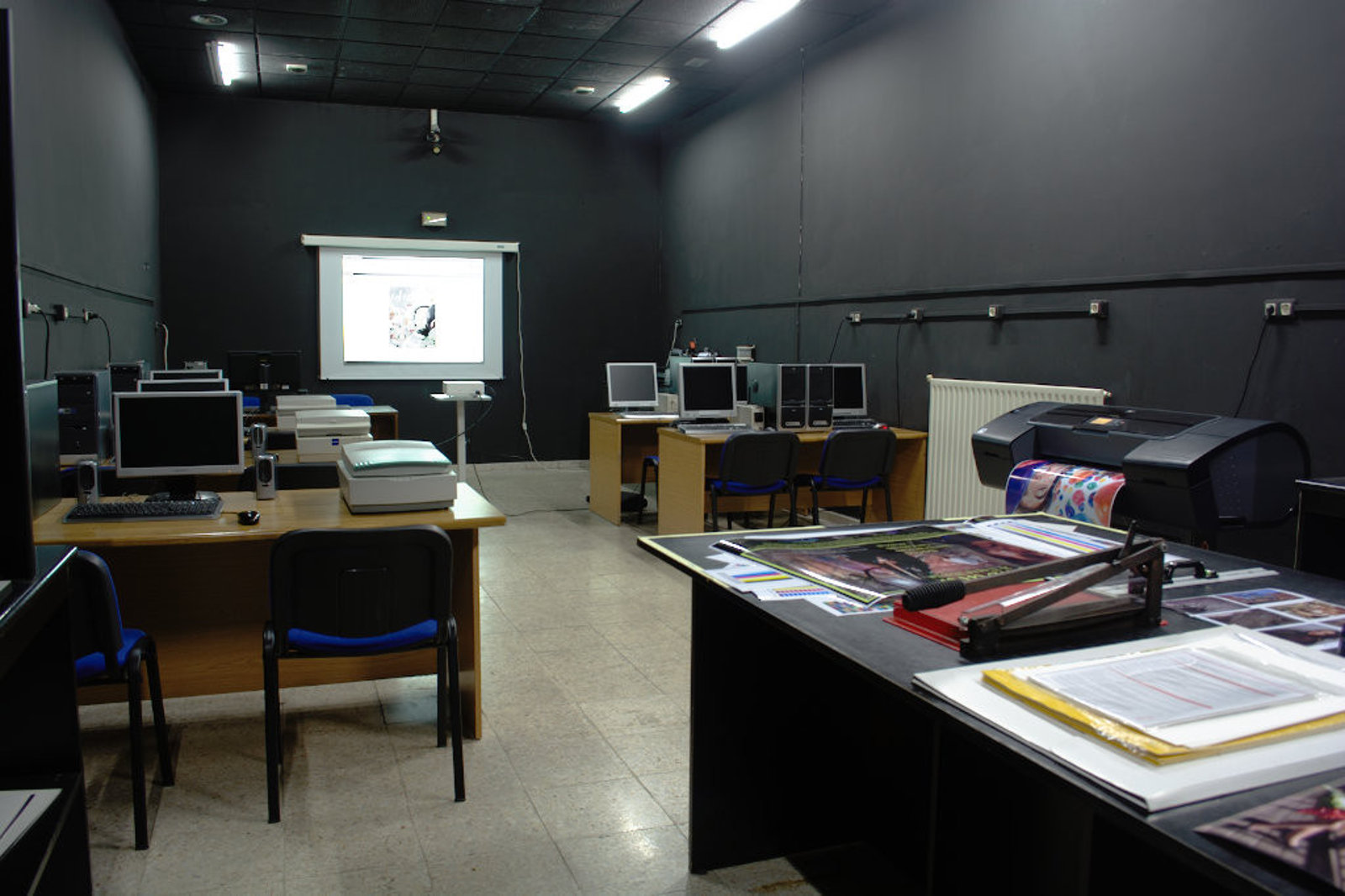 Escuela de Imagen y Sonido de Vigo EISV. Cabinas de prácticas para alumnos - Black Box - Sala negra de fotografía digital