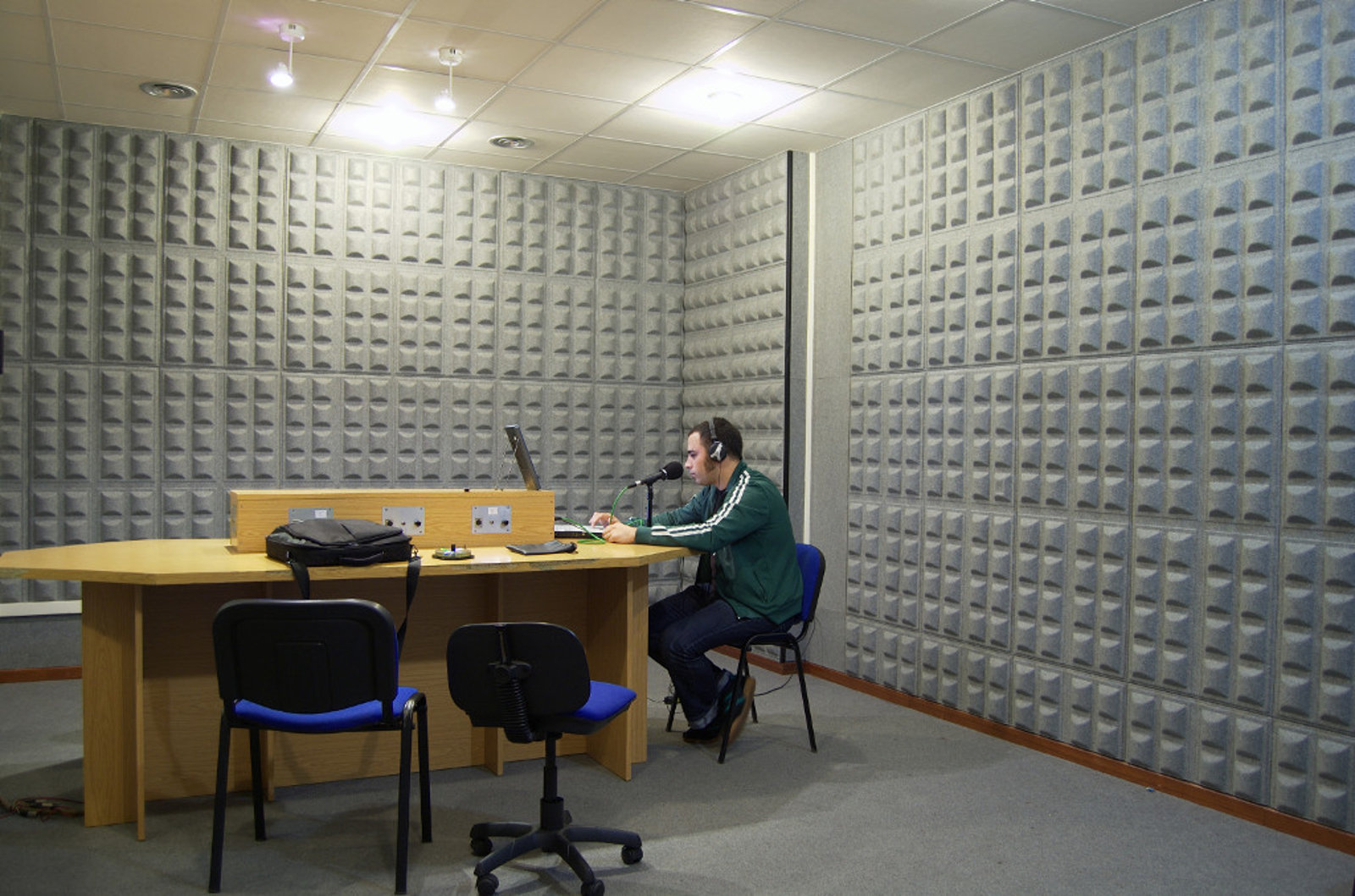 Escuela de Imagen y Sonido de Vigo EISV. Instalaciones de grabación de audio - Estudio de radio - Sala de radio