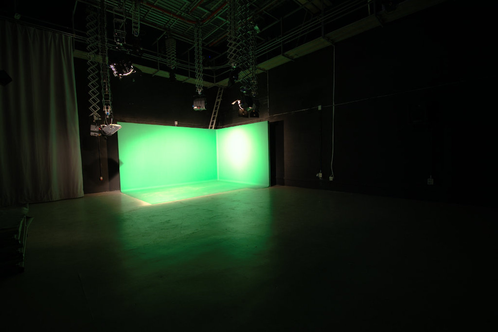 Escuela de Imagen y Sonido de Vigo EISV. Plató profesional de televisión - plató 200 - chroma instalado y vista general