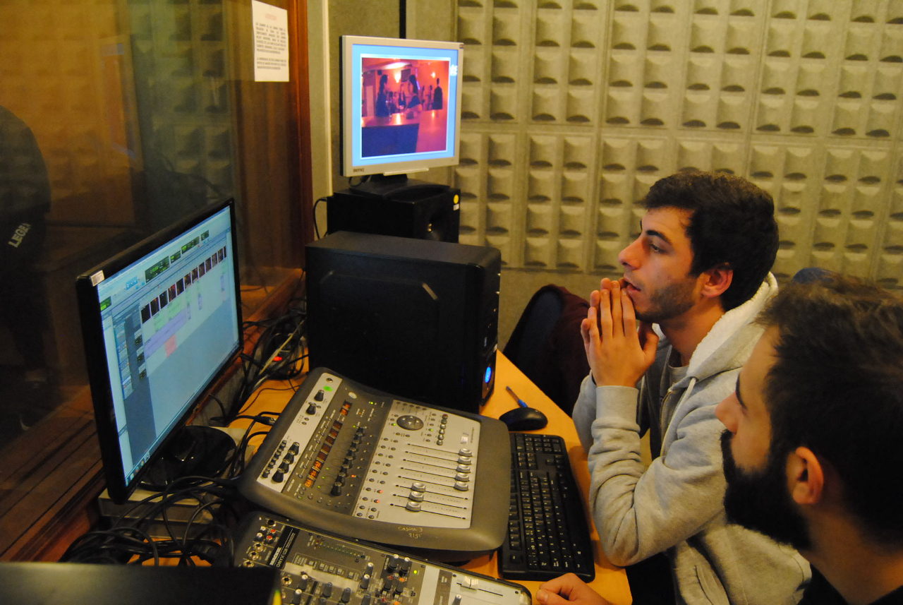 Escuela de Imagen y Sonido de Vigo EISV. Trabajo de alumnos de Vídeo y Sonido DJ. Trabajo en la emisora 1
