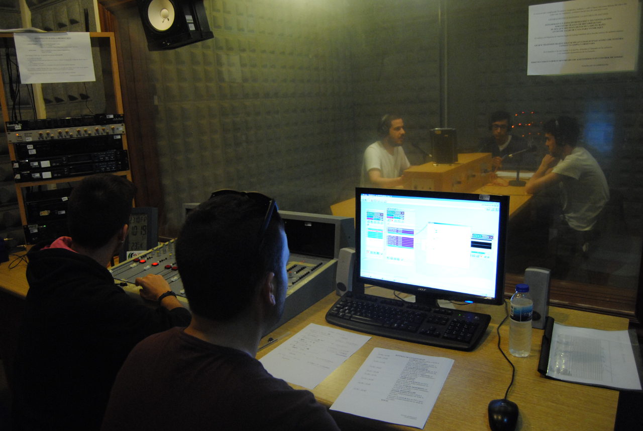 Escuela de Imagen y Sonido de Vigo EISV. Trabajo de alumnos de Vídeo y Sonido DJ. Trabajo en la emisora 3