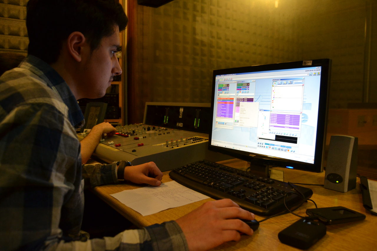Escuela de Imagen y Sonido de Vigo EISV. Trabajo de alumnos de Vídeo y Sonido DJ. Trabajo en la emisora 5